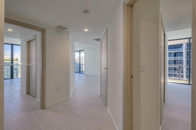 Building Photo - 1000 Brickell Plaza