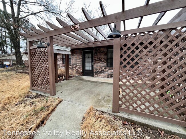 Building Photo - 3 br, 2 bath House - 5709 Acapulco Ave