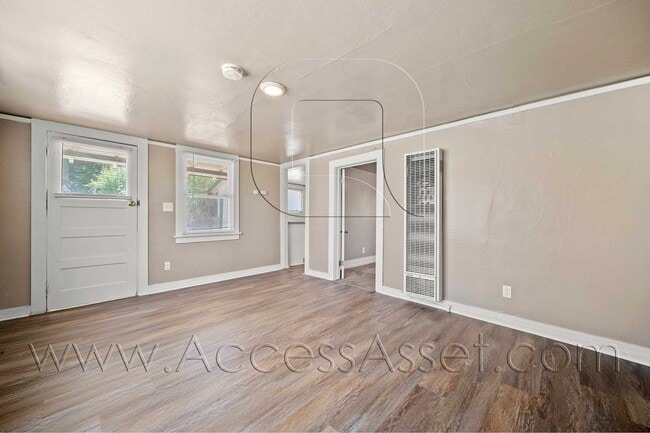 Building Photo - 113 E Kimball Ave