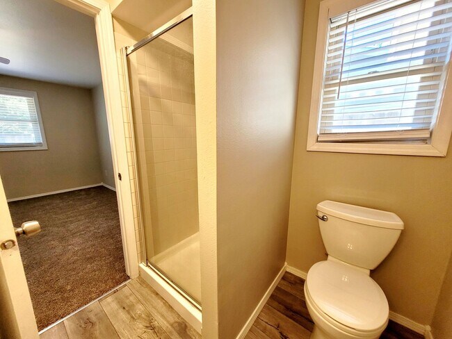 Building Photo - Recently updated, great single level floor...