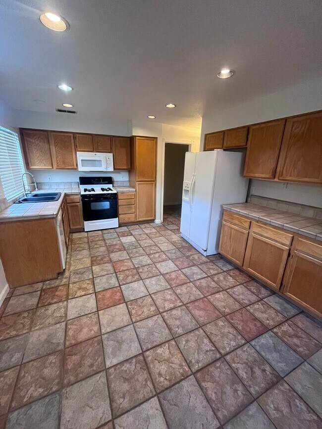 Foto del edificio - BEAUTIFUL UPDATED HOME IN WEST ROSEVILLE!!