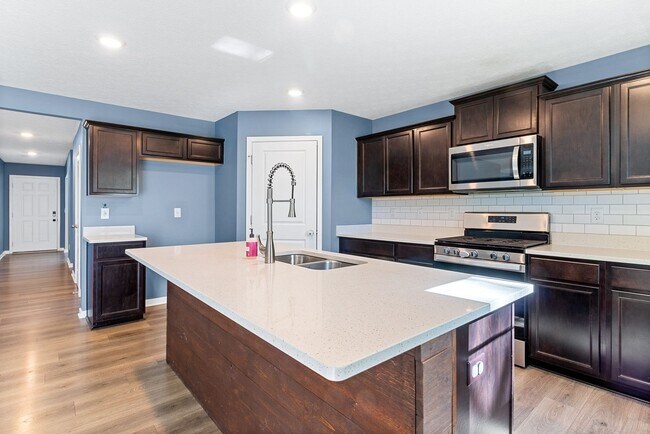 Foto del edificio - Now Leasing! Comfortable Family Home on Ke...
