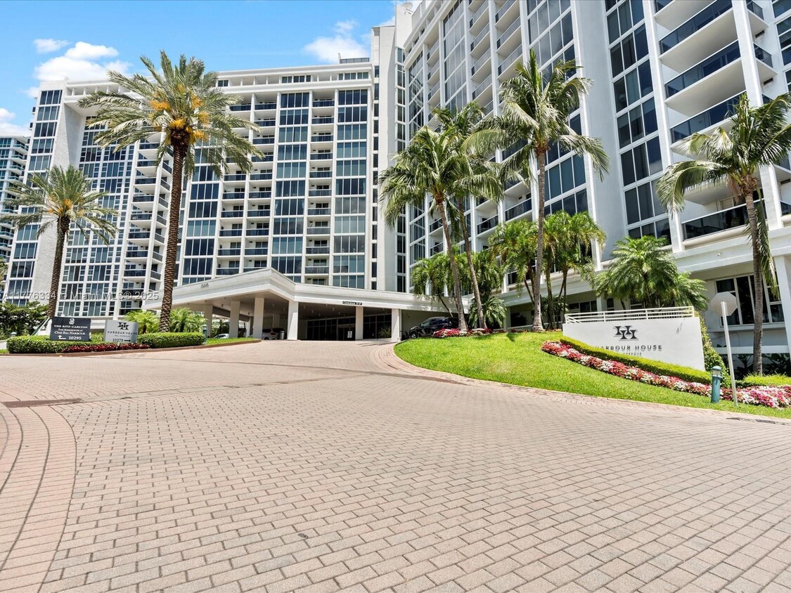 Primary Photo - 10275 Collins Ave