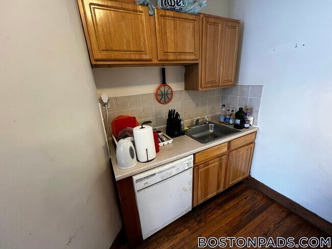 Building Photo - 240 Kelton St