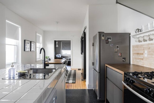 Building Photo - 248 Iona Ave