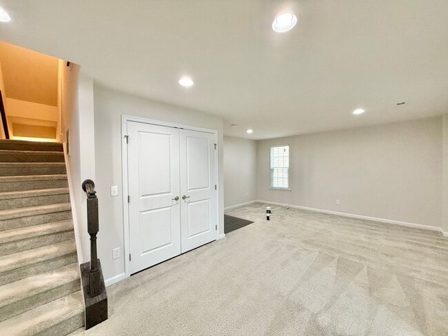 Building Photo - Stunning 3BD, 2.5BA End Unit Durham Townho...