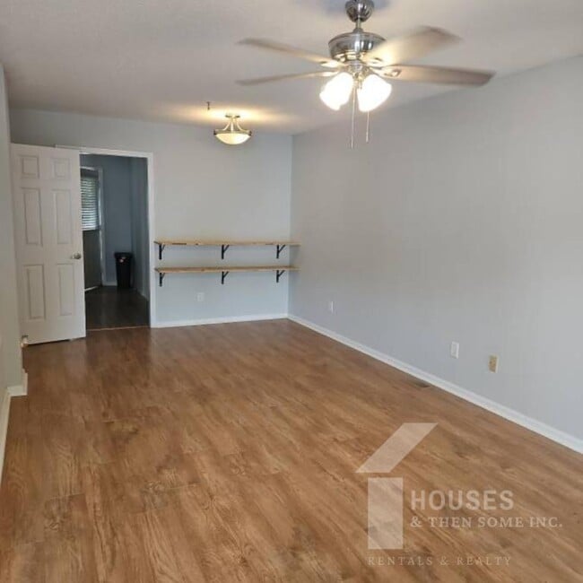 Foto del edificio - 553 Memorial Dr Ext