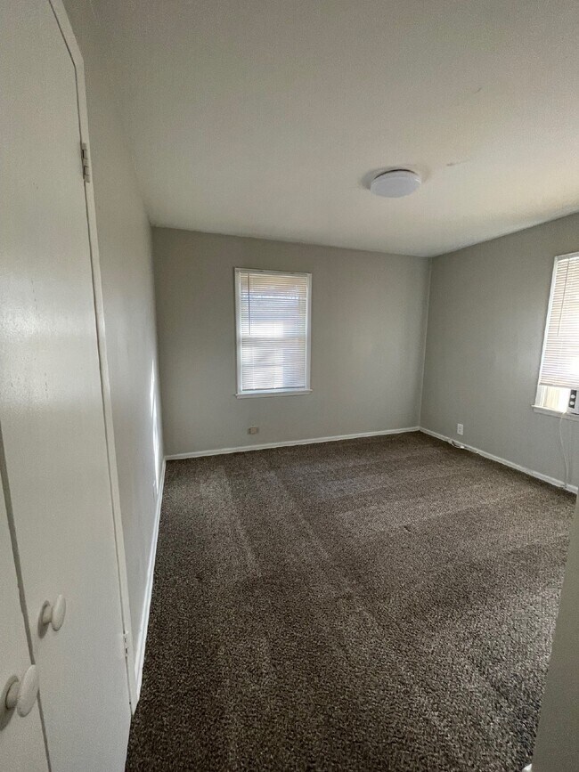 Building Photo - "Charming 2-Bedroom Duplex with Gleaming Hardwood Floors in Wichita!"