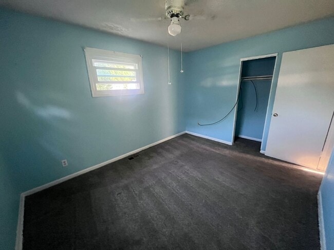 Building Photo - Cute 2 Bedroom 1 Bath
