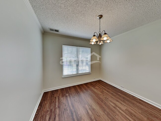 Foto del edificio - 8027 Trotter Rd