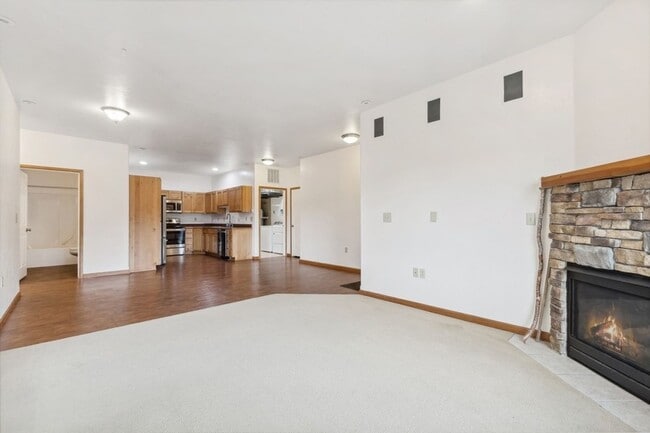 Building Photo - 2 bedroom, 2 bath condo, close to downtown...