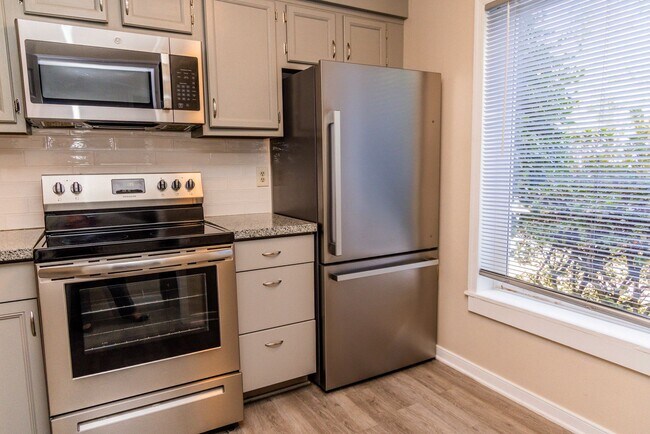 Foto del edificio - 3 Bedroom 2 Bath End Unit!