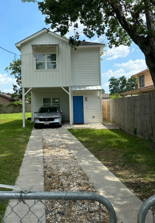 Building Photo - 210 Garrotsville St