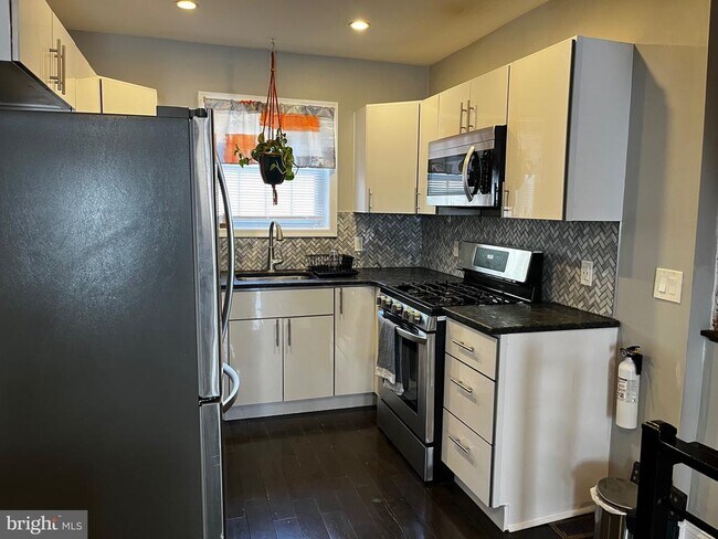 Building Photo - 2423 W Seybert St