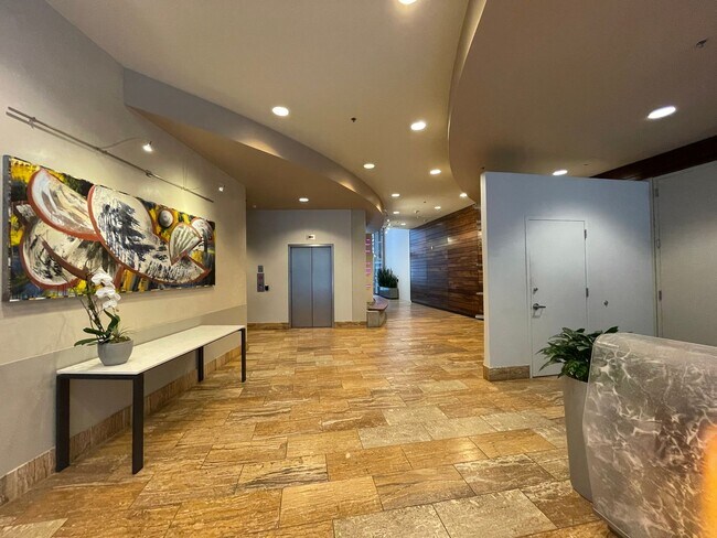 Foto del edificio - Perfectly Located, 2-Bedroom, 2-Bathroom C...