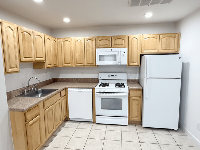 Kitchen - 554 Bloomfield Ave