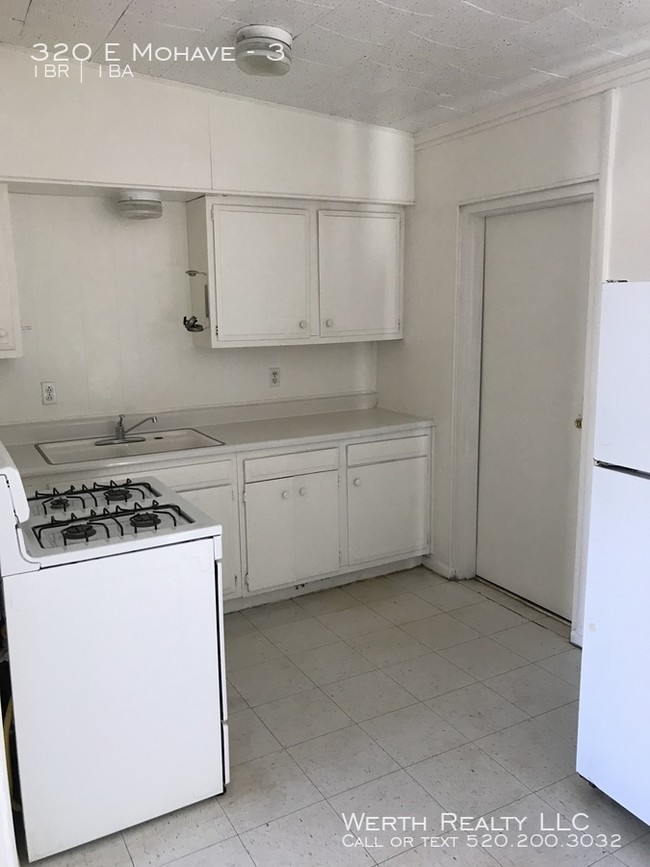 Building Photo - Small Single Level Community
