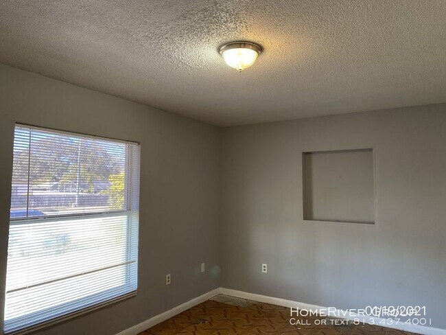 Building Photo - Newly Reduced  Move in special