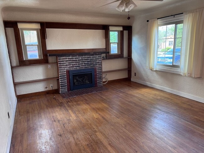 Building Photo - 2 Bedroom, 1 Bathroom Home near Nob Hill/U...