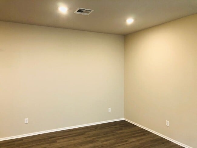 Building Photo - 3 BED 2 BATH 2 car garage DUPLEX great location, granite, luxury vinyl plank and fenced back yards!