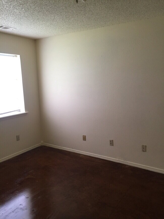 Building Photo - 687 Jill St