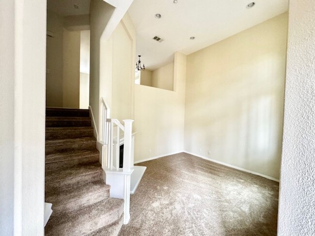Building Photo - Three Story Condo for Rent Near Old Town T...
