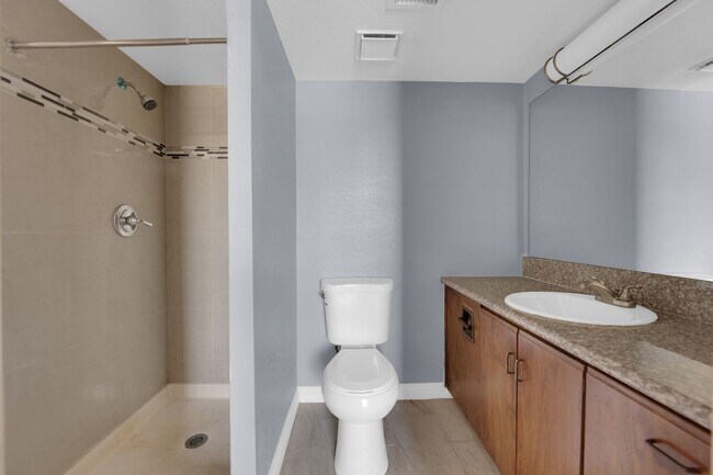 Building Photo - NEWLY REMODELED 2 BEDROOM CONDO!
