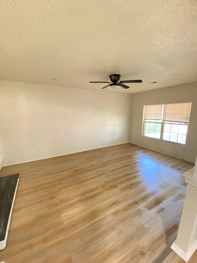 Building Photo - 2105 Linda Ln