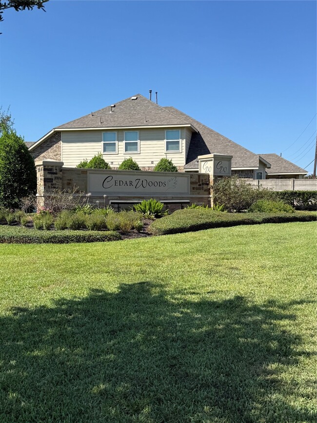 Building Photo - 667 Oak Cir Dr E