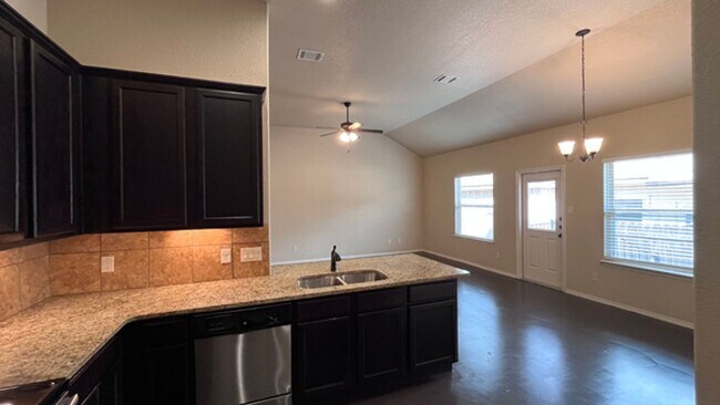 Foto del edificio - Granite Counters, High Ceilings & More – S...