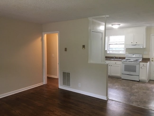 Building Photo - 2634 Somerset Dr