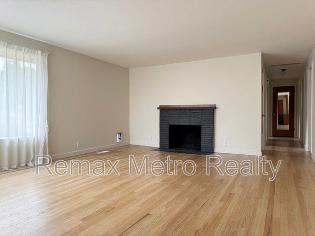 Building Photo - 5622 Beverly Ln