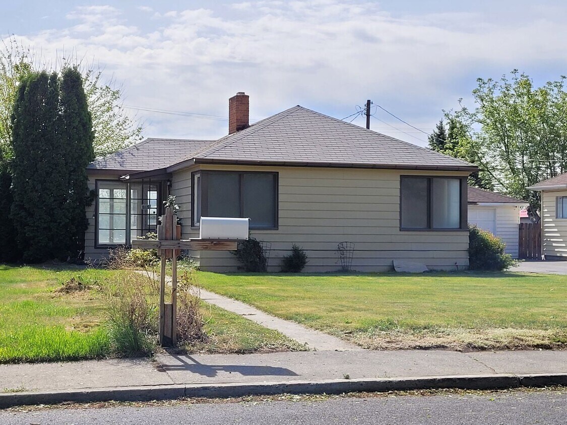 2 br, 1 bath House 1060 C Street SW House Rental in Ephrata, WA
