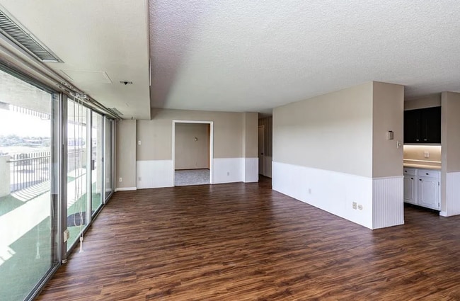 Building Photo - 411 Lakewood Cir