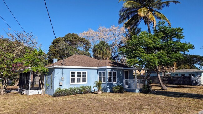 Building Photo - 1110 NE Martin Ave