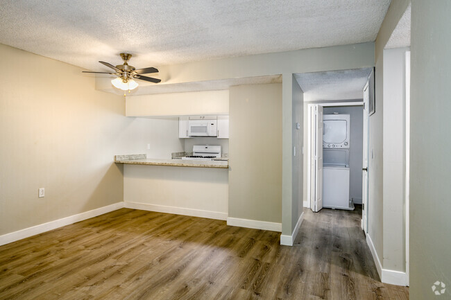 1BR, 1BA - 650SF - Hidden Oaks