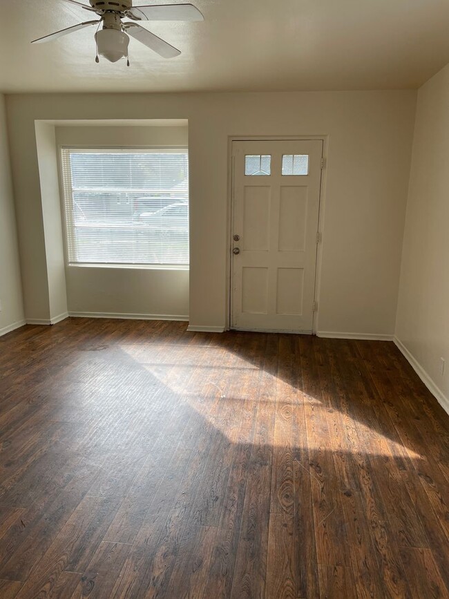 Building Photo - 2bed 1bath Duplex in The Heart of Town!!