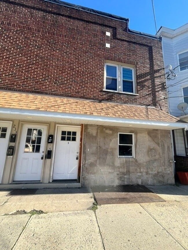 Building Photo - 233 E Ridge St