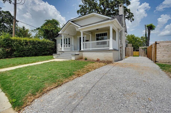 Building Photo - 4-bedroom home in Highland Park!