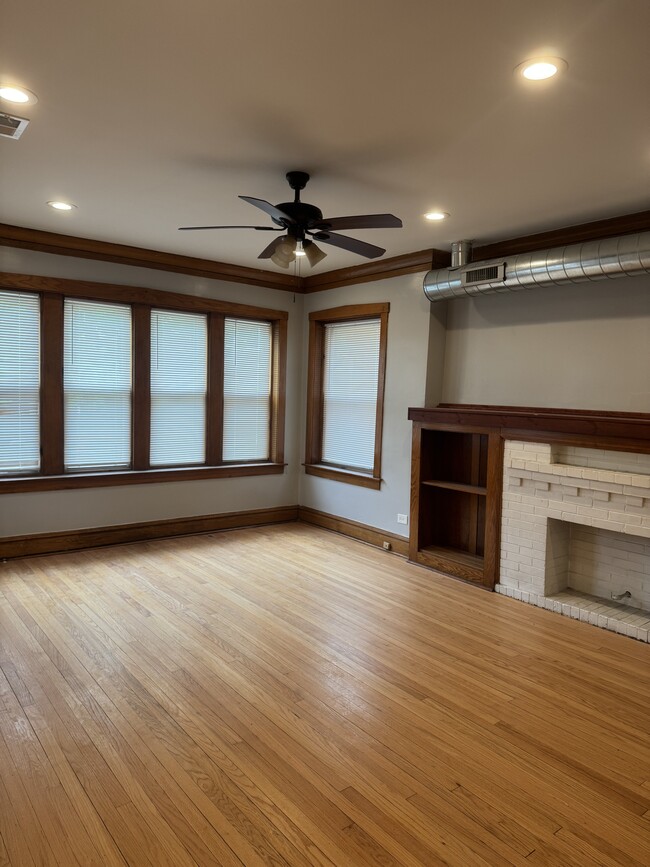 Building Photo - 5924 S Maplewood Ave