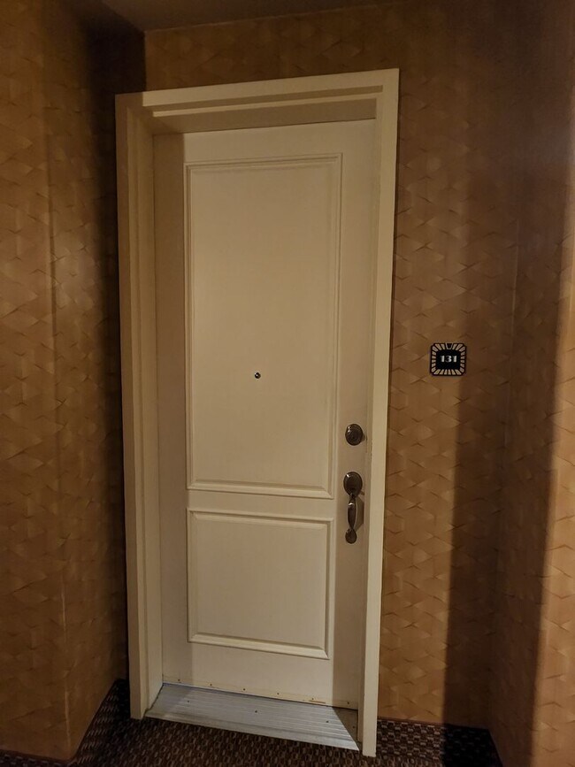 Building Photo - Pristine 1 bed first floor Manhattan Condo...