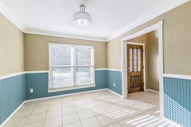 Building Photo - 2207 St James Pl