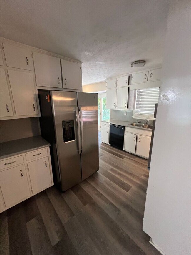 Building Photo - Beautiful cozy 3 bedroom ranch home!