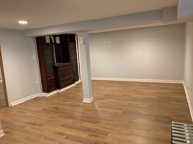 Building Photo - 3040 N Haussen Ct