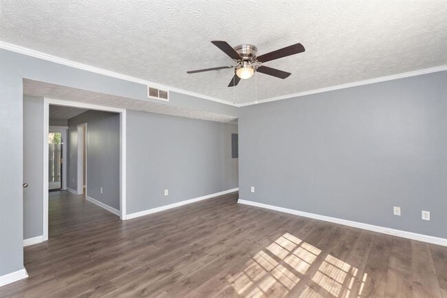 Foto del edificio - 375 Winding River Dr