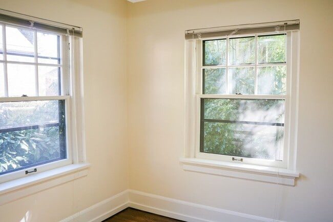Building Photo - 1930's Two-Bedroom Flat w/Beautiful Archit...