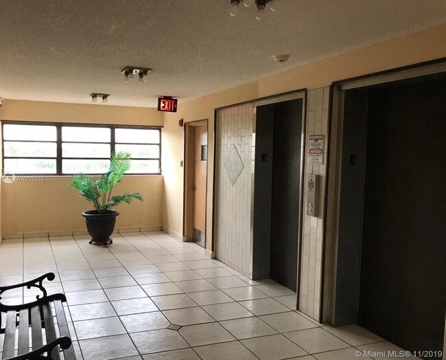 Foto del edificio - 9688 Fontainebleau Blvd
