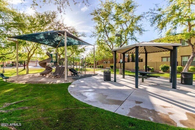 Foto del edificio - 1079 W Caroline Ln