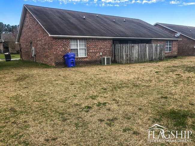 Building Photo - 2 Bedroom 2 Bathroom Duplex