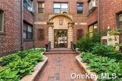 Primary Photo - 7 Bond St